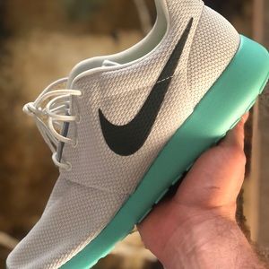 2015 Nike Roshe Run Calypso NEVER WORN